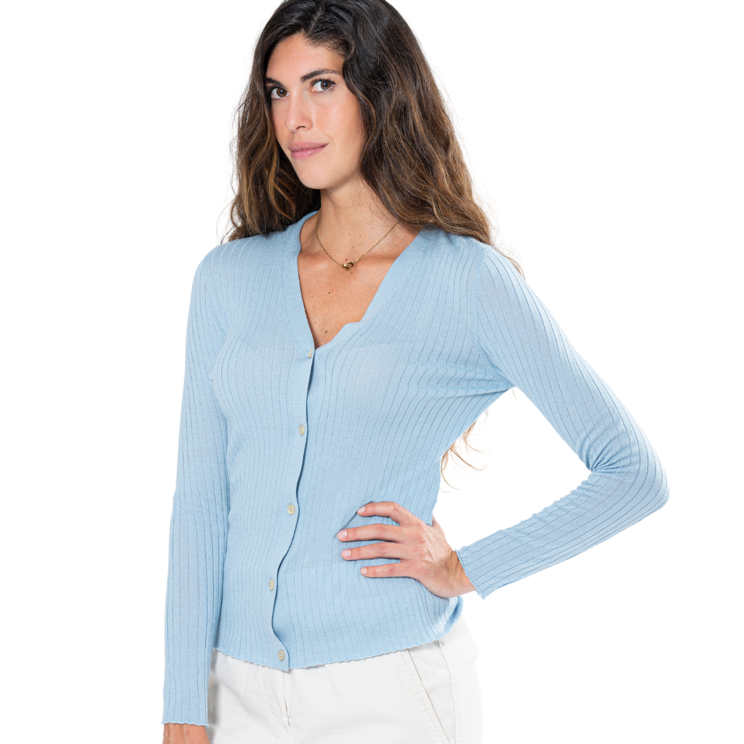Il celeste è una tonalità che richiama serenità e freschezza, ideale per tutte le stagioni. Questo cardigan si adatta perfettamente a qualsiasi guardaroba, portando un accento di colore che rimane elegante e raffinato.