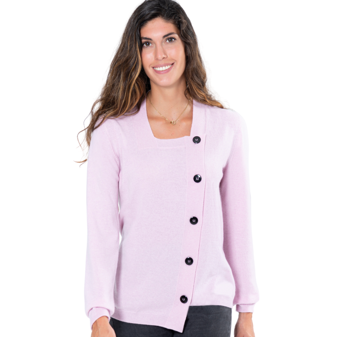Un must-have per ogni guardaroba, che unisce la qualità della lana merino e del cashmere alla raffinatezza di un design esclusivo.