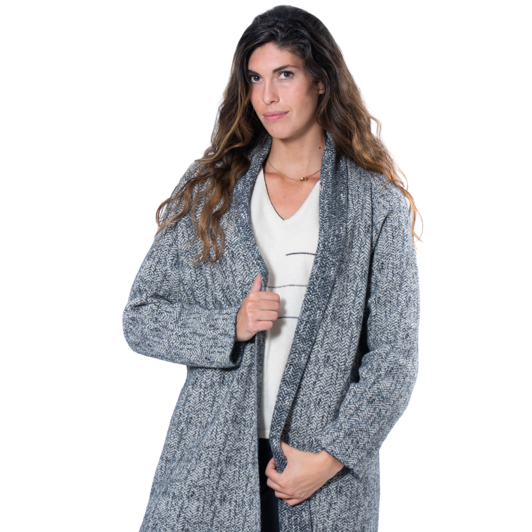 Giacca Sciallata in Misto Lana Panna-Grigio, un capo esclusivo realizzato interamente a mano in Italia. La composizione di 75% lana, 20% mohair e 5% poliammide garantisce una texture morbida e confortevole, perfetta per le stagioni più fredde.