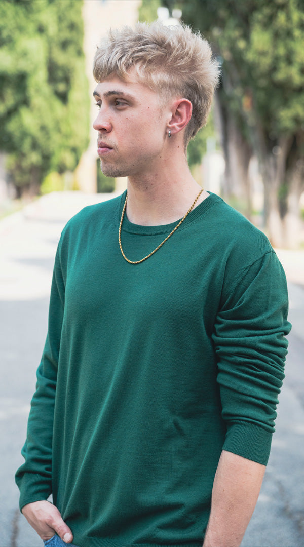 Aggiungi un tocco di esclusività ai tuoi outfit con il nostro girocollo 100% lana merinos, un capo senza tempo che unisce stile, comfort e qualità superiore. Perfetto per ogni occasione, dal lavoro alla serata speciale.